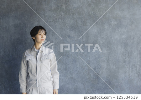 一個穿著工作服的微笑女人 一個穿著工作服的微笑女人 125334519