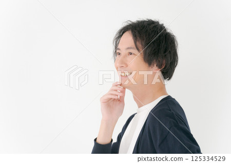 30 多歲的男人微笑著 125334529