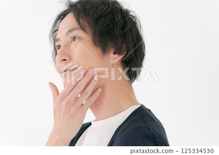 一個帶著思考表情的男人 一個帶著思考表情的男人 125334530