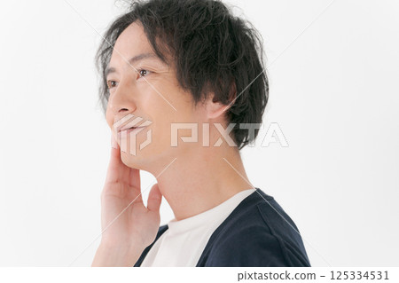 男人把手放在臉頰上 125334531