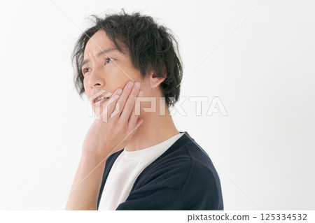 一個帶著思考表情的男人 125334532