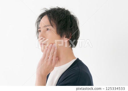 一個帶著思考表情的男人 125334533