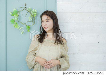 綠色門前的年輕女子 綠色門前的年輕女子 125334558