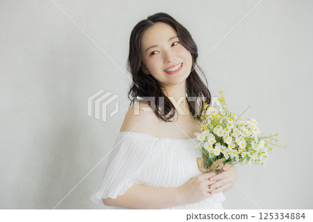 穿著婚紗的年輕女子 穿著婚紗的年輕女子 125334884