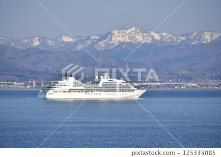 拍攝春天停靠在北海道函館港的Seabourn Quest遊輪 拍攝春天停靠在北海道函館港的Seabourn Quest遊輪 125335085