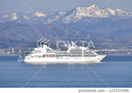 拍攝春天停靠在北海道函館港的Seabourn Quest遊輪 125335086