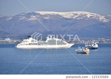 拍攝春天停靠在北海道函館港的Seabourn Quest遊輪 125335089