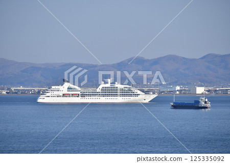 Photographing the cruise ship Seabourn Quest calling at Hakodate Port in spring in Hakodate, Hokkaido 125335092