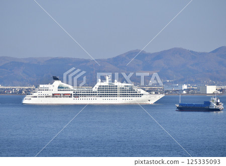 Photographing the cruise ship Seabourn Quest calling at Hakodate Port in spring in Hakodate, Hokkaido 125335093