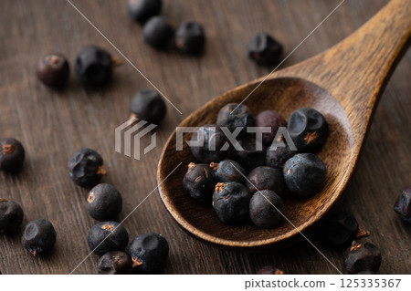 木湯匙上的杜松子特寫鏡頭 木湯匙上的杜松子特寫鏡頭 125335367
