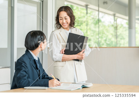 在學校、補習班教室學習的老師、講師、女講師和女學生 125335594