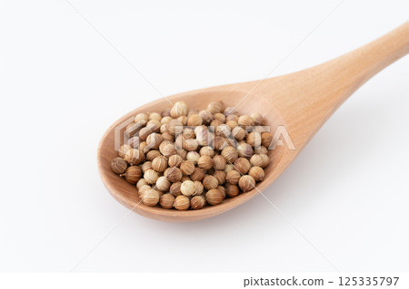 木勺上的芫荽籽的特寫 125335797