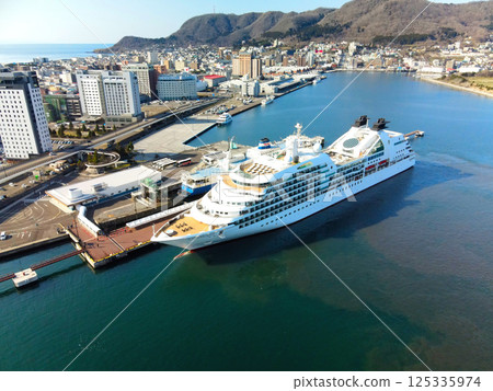 春季，停靠北海道函館市函館港的 Seabourn Quest 遊輪的鳥瞰圖 125335974