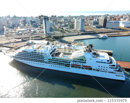 春季，停靠北海道函館市函館港的 Seabourn Quest 遊輪的鳥瞰圖 125335975