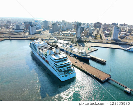 春季，停靠北海道函館市函館港的 Seabourn Quest 遊輪的鳥瞰圖 125335980