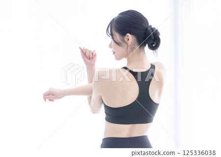 一位女士將托盤放在白色背景上的美麗景色 125336038