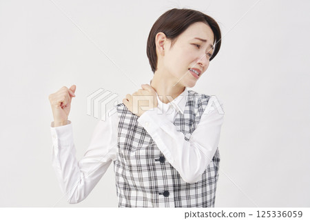 女性辦公室職員，四十肩膀，白色背景 125336059