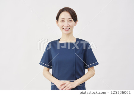 女性美容護理師肖像看相機白色背景 125336061