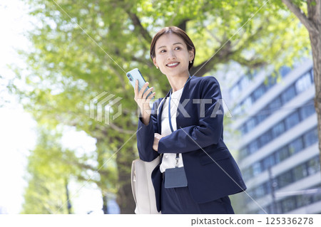一個女人用商務智能手機的肖像 一個女人用商務智能手機的肖像 125336278