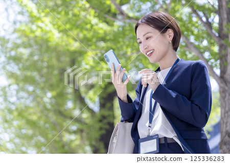 一個女人用商務智能手機的肖像 一個女人用商務智能手機的肖像 125336283