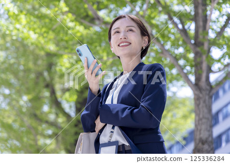 一個女人用商務智能手機的肖像 125336284
