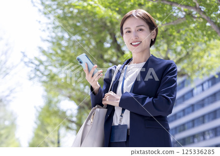 一個女人用商務智能手機的肖像 一個女人用商務智能手機的肖像 125336285