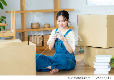 準備移動的年輕女子 準備移動的年輕女子 125336615