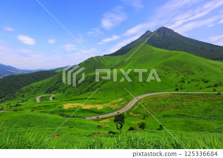 初夏的由布岳(布市由布院町) 初夏的由布岳(布市由布院町) 125336684