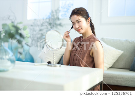 一位年輕的女士化妝 125336761