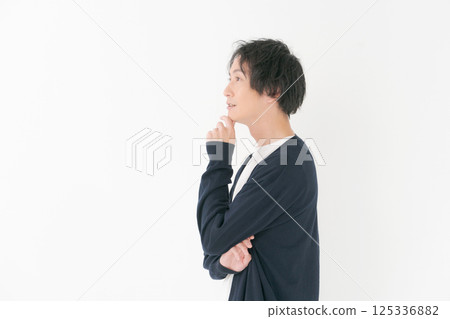 一名 30 多歲的男子露出憂慮的表情 一名 30 多歲的男子露出憂慮的表情 125336882