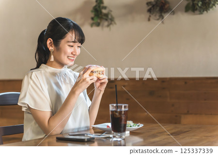 亞洲女性在餐廳、咖啡館、員工食堂吃午飯和吃飯 亞洲女性在餐廳、咖啡館、員工食堂吃午飯和吃飯 125337339