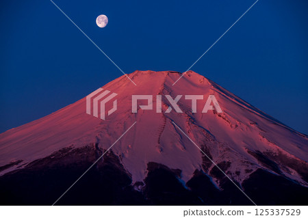從忍野村看到的色彩繽紛的富士山頂和月亮 從忍野村看到的色彩繽紛的富士山頂和月亮 125337529