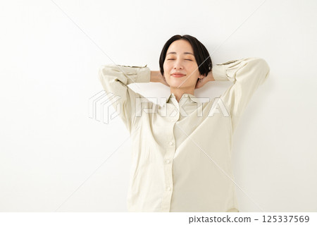 Middle female portrait 125337569