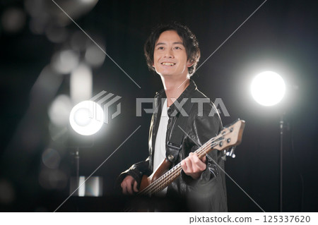 音樂家演奏樂器 音樂家演奏樂器 125337620