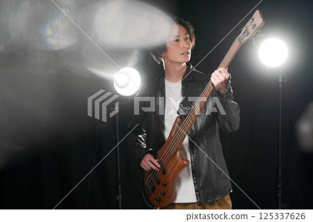 Musicians playing instruments Musicians playing instruments 125337626