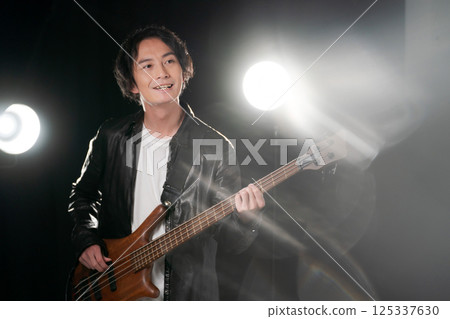 音樂家演奏樂器 音樂家演奏樂器 125337630