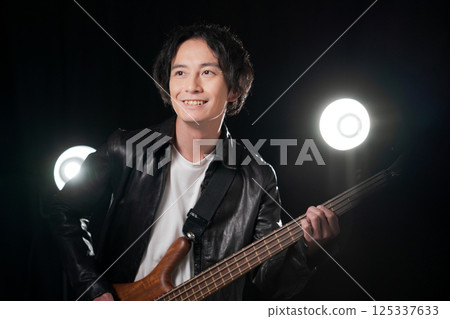 Musicians playing instruments Musicians playing instruments 125337633