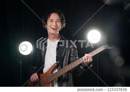 音樂家演奏樂器 125337636