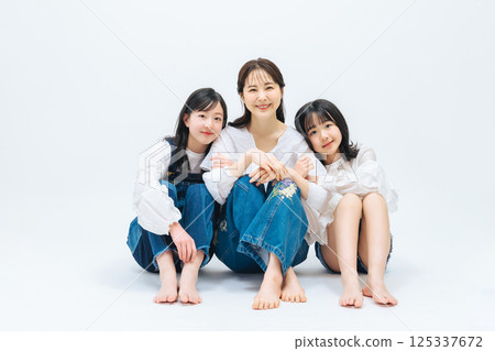 Mother and daughter portrait 125337672