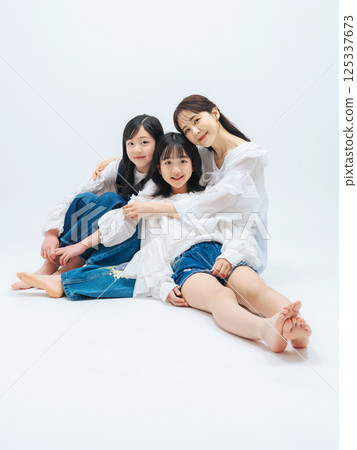 Mother and daughter portrait 125337673