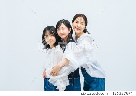 Mother and daughter portrait 125337674