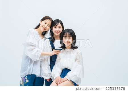 Mother and daughter portrait 125337676