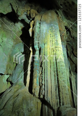 秋吉洞窟閃耀的金色柱子的美麗景色 125337725