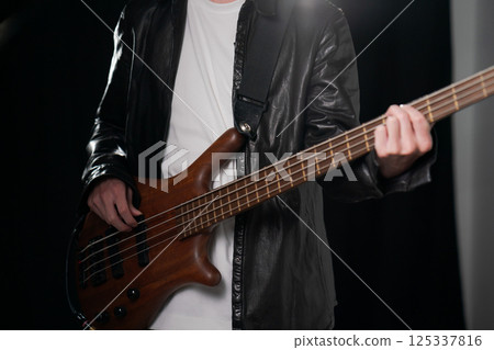 音樂家演奏樂器 125337816