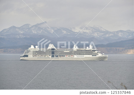 拍攝春天停靠在北海道函館港的郵輪“Silver Nova” 125337846