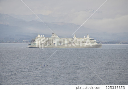 拍攝春天停靠在北海道函館港的郵輪“Silver Nova” 拍攝春天停靠在北海道函館港的郵輪“Silver Nova” 125337853