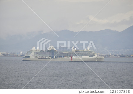 拍攝春天停靠在北海道函館港的郵輪“Silver Nova” 拍攝春天停靠在北海道函館港的郵輪“Silver Nova” 125337858