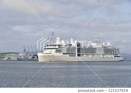 拍攝春天停靠在北海道函館港的郵輪“Silver Nova” 拍攝春天停靠在北海道函館港的郵輪“Silver Nova” 125337859