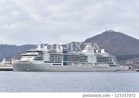 拍攝春天停靠在北海道函館港的郵輪“Silver Nova” 拍攝春天停靠在北海道函館港的郵輪“Silver Nova” 125337872