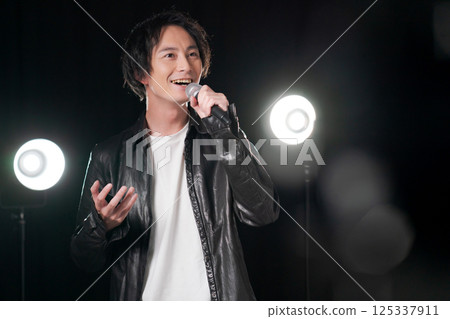 音樂家唱一首歌 125337911